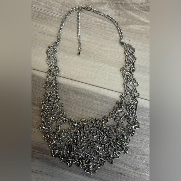 NWOT! Elegant Metal Silver Tone Chunky Necklace - Picture 2 of 5